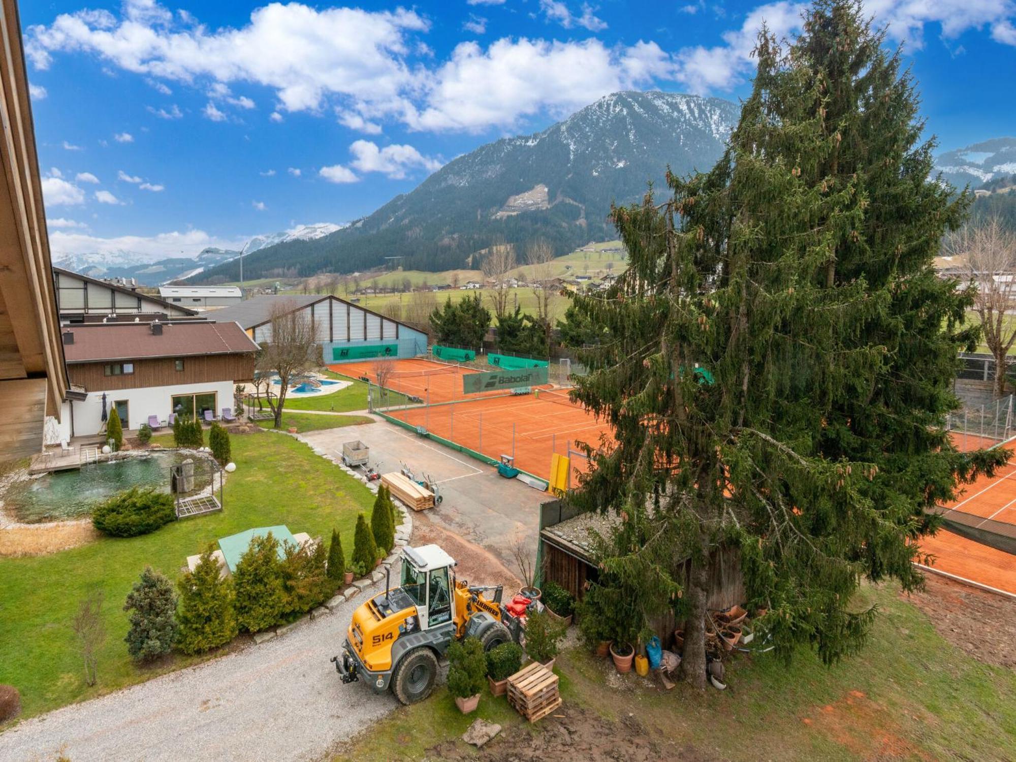 Luxury Penthouse With Balcony Ski Storage Carport Lift Apartment Brixen im Thale Exterior foto